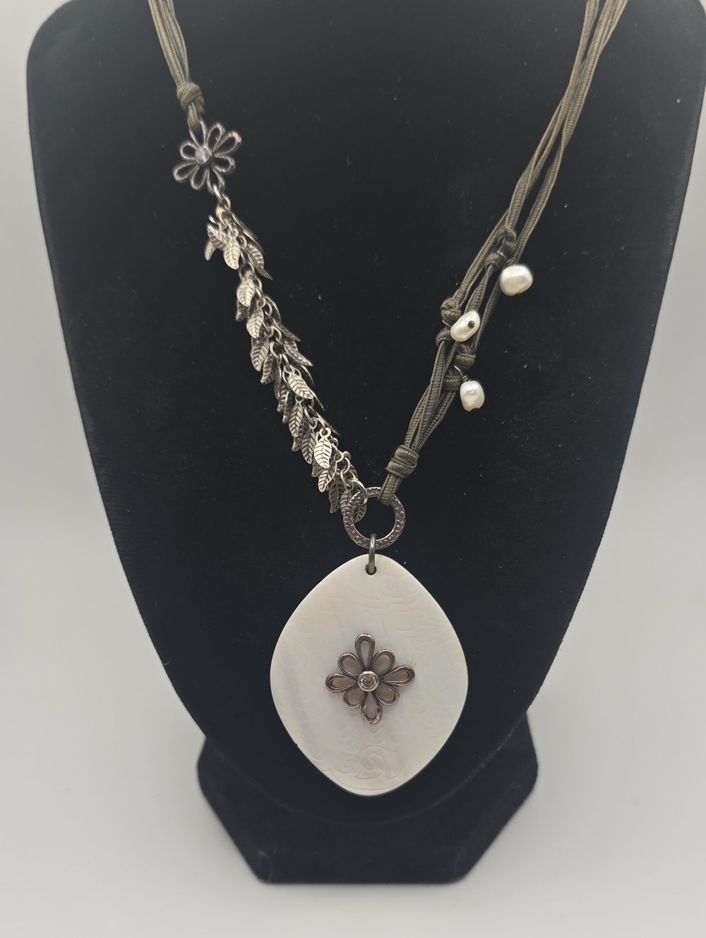 Silpada Sterling Pearl Shell Lucite CZ Floral Ivory Pendant Necklace Grace Notes